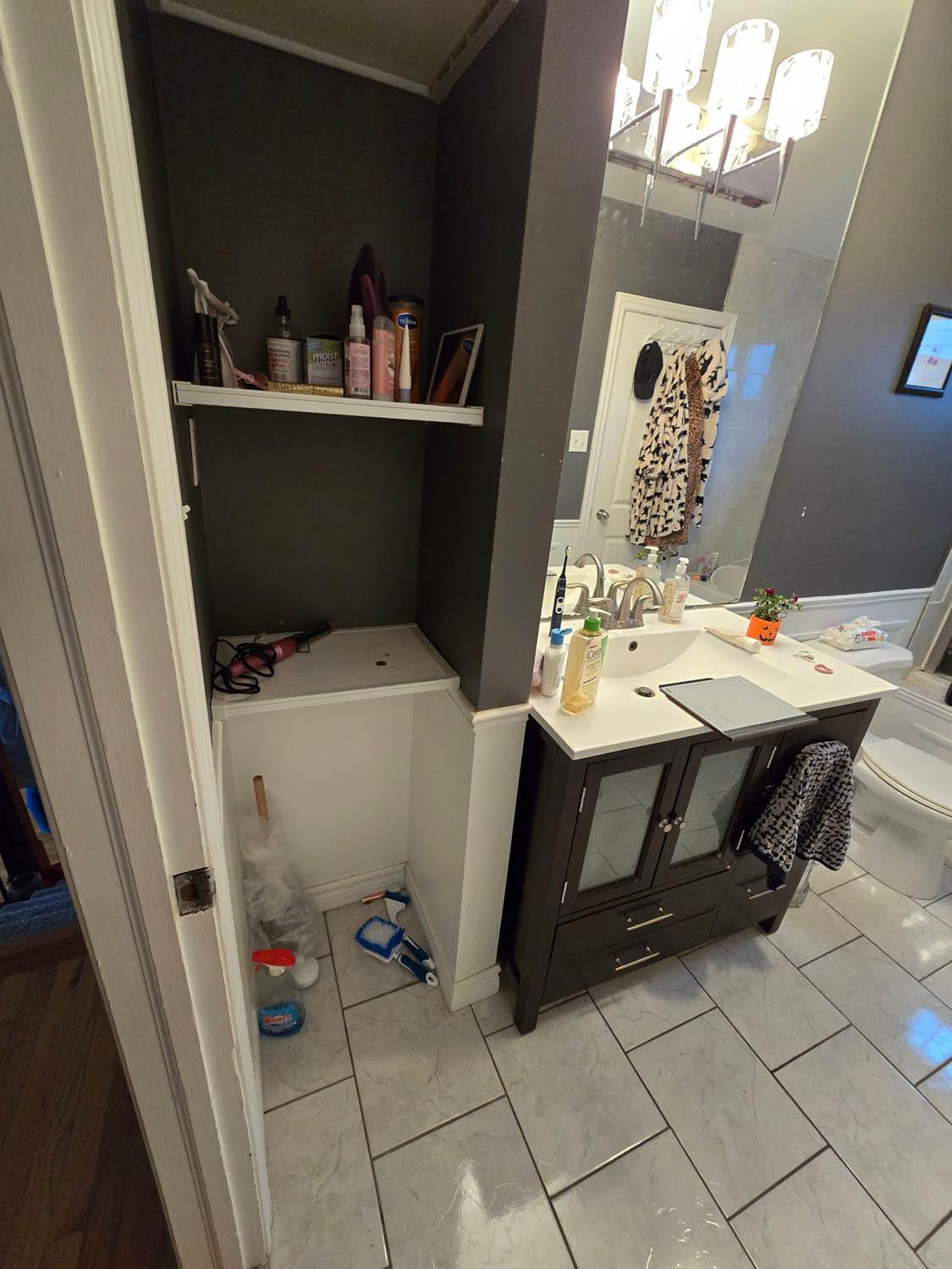 Laurier Street bathroom before renovation — second angle.